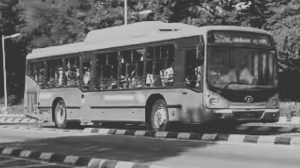 ஓடும் பஸ்ஸில் குழந்தையை பெற்ற 19 வயது பெண்... உடனே வெளியே தூக்கி வீசி கொலை - ஷாக்