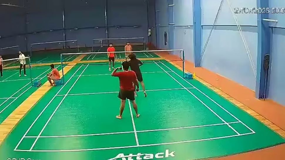 விளையாடிக்கொண்டிருக்குபோதே பேட்மிண்டன் வீரர் மரணம்! தெலுங்கானாவில் அதிர்ச்சி விளையாடிக்கொண்டிருக்குபோதே பேட்மிண்டன் வீரர் மரணம்! தெலுங்கானாவில் அதிர்ச்சி