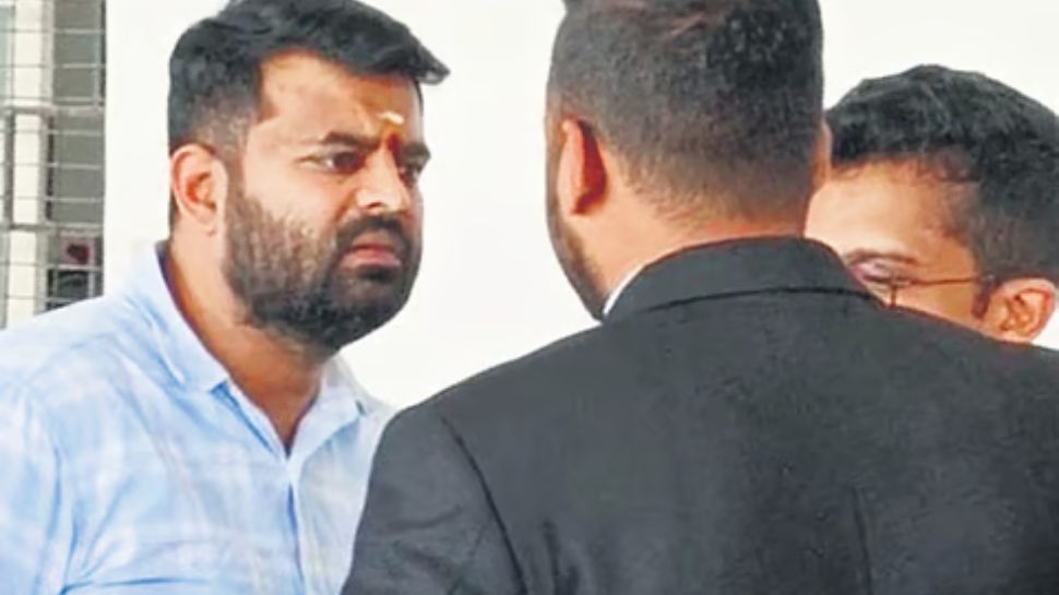 பிரஜ்வல் ரேவண்ணாவுக்கு ஆயுள் சிறை தண்டனை.. நீதிமன்றம் அதிரடி தீர்ப்பு! பிரஜ்வல் ரேவண்ணாவுக்கு ஆயுள் சிறை தண்டனை.. நீதிமன்றம் அதிரடி தீர்ப்பு!