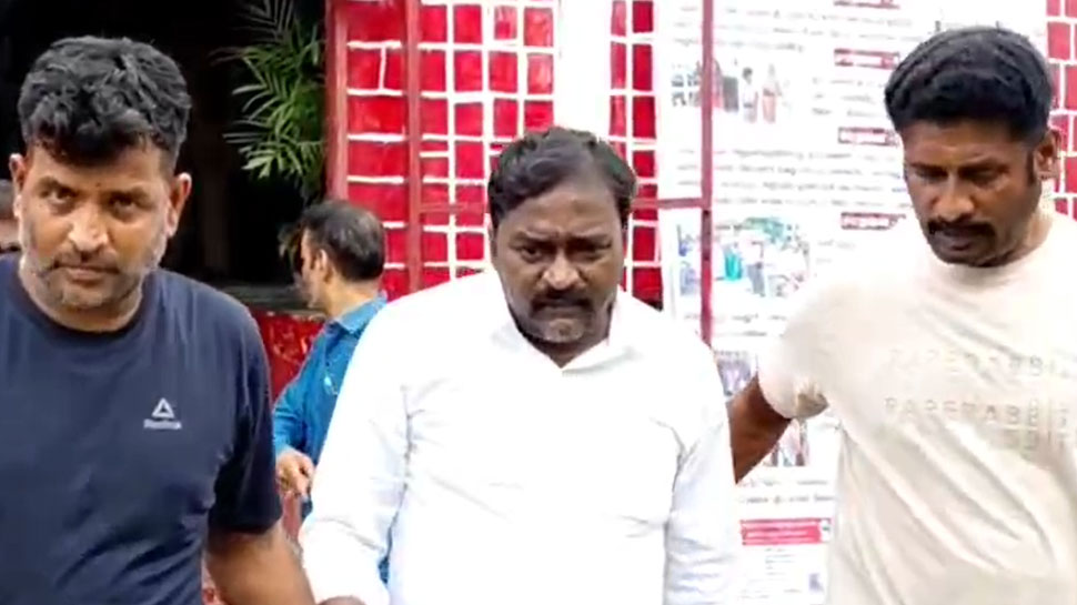 அதிக வட்டி தருவதாக கூறி மோசடி செய்த நபரை CBI அதிகாரிகள் கைது செய்து விசாரணை அதிக வட்டி தருவதாக கூறி மோசடி செய்த நபரை CBI அதிகாரிகள் கைது செய்து விசாரணை