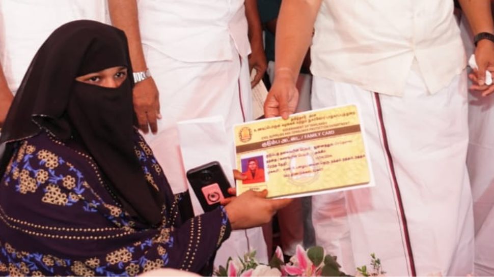 புதிய ரேஷன் கார்டு: யார் யாருக்கு ஆதார் அட்டை தேவையில்லை? தெரிந்து கொள்ளுங்கள் புதிய ரேஷன் கார்டு: யார் யாருக்கு ஆதார் அட்டை தேவையில்லை? தெரிந்து கொள்ளுங்கள்