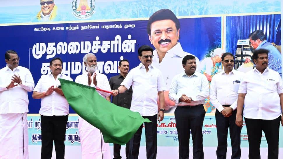 ரேஷன் கார்டு அப்டேட் : எந்தெந்த நாட்களில் ரேஷன் பொருட்கள் வீடு தேடி வரும்? தமிழ்நாடு அரசின் குட் நியூஸ்