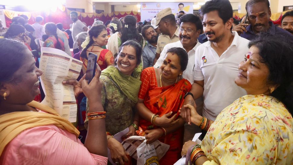 பெண்களுக்கு வரமாக அமைந்த தமிழ்நாடு அரசின் டாப் 5 திட்டங்கள் பெண்களுக்கு வரமாக அமைந்த தமிழ்நாடு அரசின் டாப் 5 திட்டங்கள்