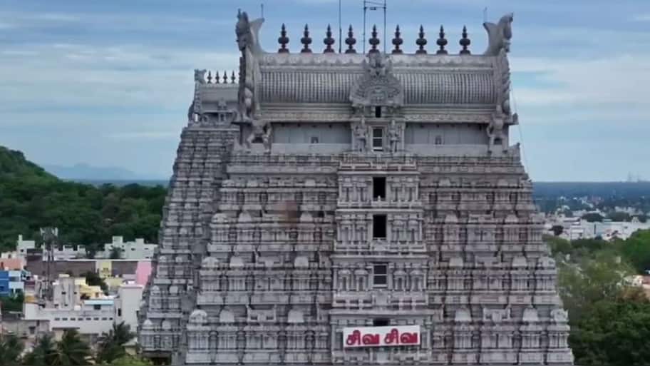 ஸ்பெயின் நாட்டினர் வெள்ளை நிற ஆடை அணிந்து அருணாசலேஸ்வரர் கோவிலில் சாமி தரிசனம்