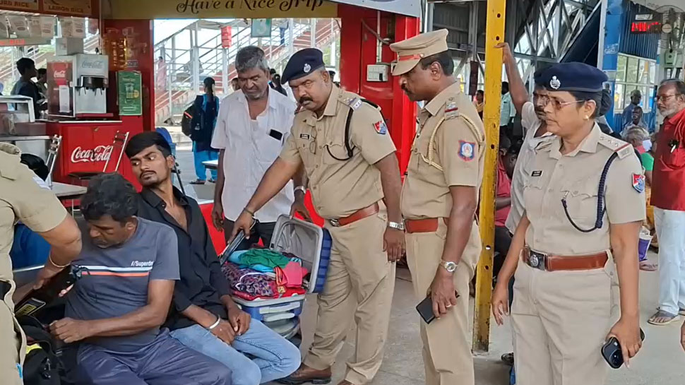 சுதந்திர தினத்தை முன்னிட்டு ரயில் நிலையத்தில் போலீசார் சோதனை சுதந்திர தினத்தை முன்னிட்டு ரயில் நிலையத்தில் போலீசார் சோதனை