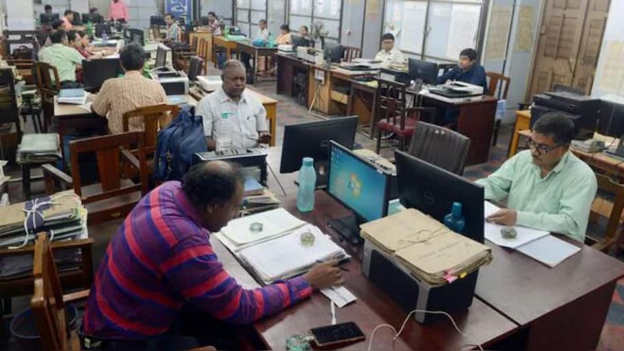 மகிழ்ச்சியில் மத்திய அரசு ஊழியர்கள்... முன்கூட்டியே வரும் சம்பளம் - எந்த தேதியில் கிடைக்கும்?