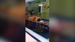மாணவர்களை கால் அமுக்க வைத்த அரசு பள்ளியில் தலைமை ஆசிரியை: வீடியோ வைரல்