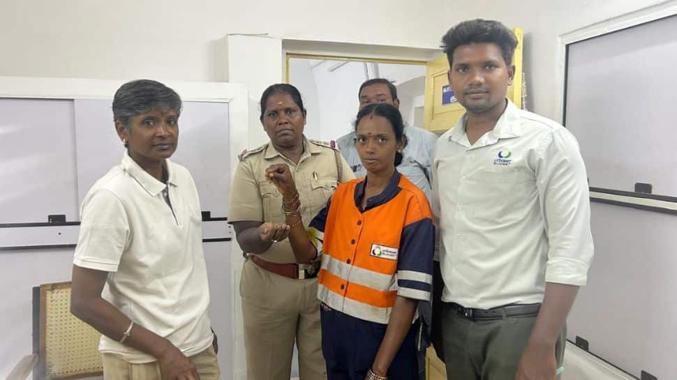 ஏழ்மையிலும் நேர்மை: தங்கத்தை திருப்பிக்கொடுத்த தங்கம்... தூய்மை பணியாளருக்கு சல்யூட்