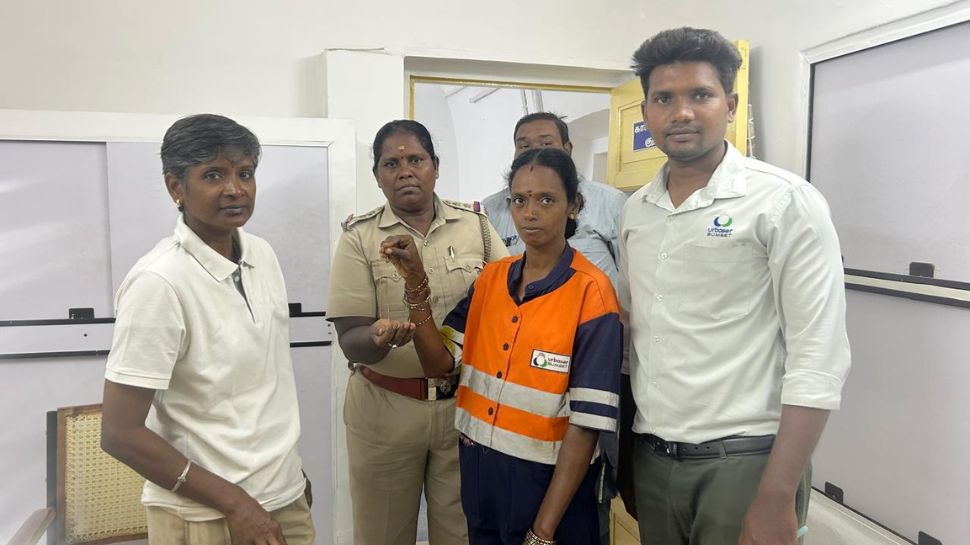 ஏழ்மையிலும் நேர்மை: தங்கத்தை திருப்பிக்கொடுத்த தங்கம்... தூய்மை பணியாளருக்கு சல்யூட் ஏழ்மையிலும் நேர்மை: தங்கத்தை திருப்பிக்கொடுத்த தங்கம்... தூய்மை பணியாளருக்கு சல்யூட்