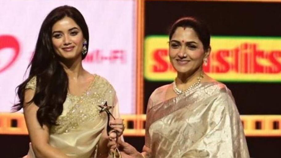 SIIMA சிறந்த அறிமுக நடிகை விருதை வென்று அசத்திய, நடிகை பாக்யஸ்ரீ போஸ்