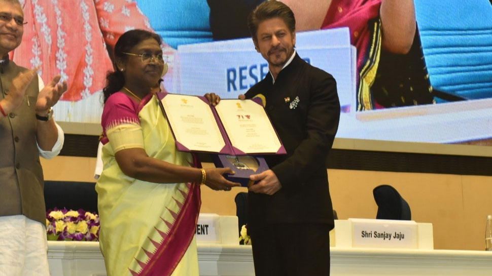 71st National Film Awards: சிறந்த நடிகருக்கான தேசிய விருதை பெற்றார் ஷாருக்கான் 71st National Film Awards: சிறந்த நடிகருக்கான தேசிய விருதை பெற்றார் ஷாருக்கான்