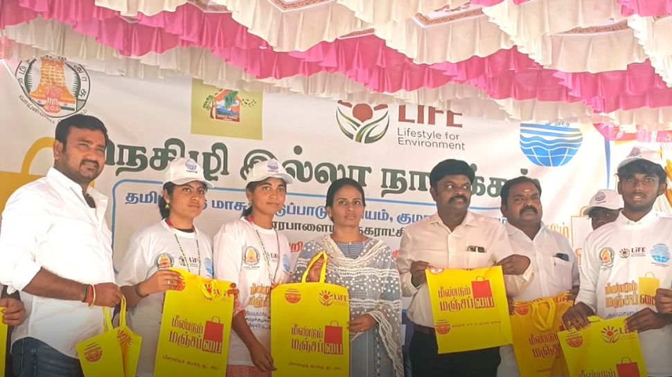 பிளாஸ்டிக் ஒழிப்பு விழிப்புணர்வு நிகழ்ச்சியில் பிளாஸ்டிக் வாட்டர் பாட்டில்கள் வீசப்பட்டதால் பரபரப்பு பிளாஸ்டிக் ஒழிப்பு விழிப்புணர்வு நிகழ்ச்சியில் பிளாஸ்டிக் வாட்டர் பாட்டில்கள் வீசப்பட்டதால் பரபரப்பு