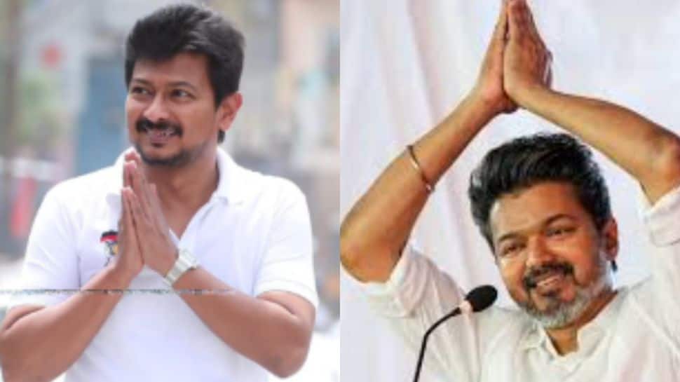 உதயநிதி அருகே கைக்கட்டி நிற்கும் விஜய்..வைரலாகும் போட்டோ! இங்கே பாருங்கள்