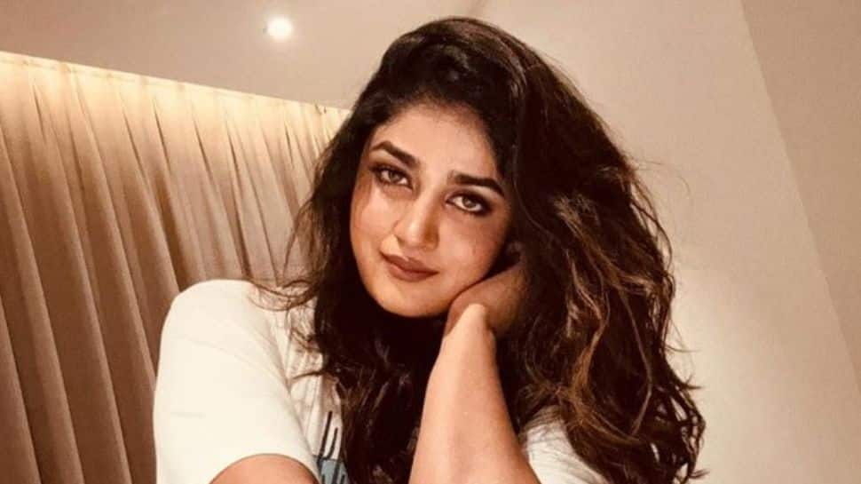 வீட்டில் வேலை செய்பவரை அடித்த பிரபல நடிகை? ஷாக்கிங் தகவல்கள்!