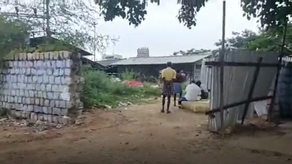 காந்தி ஜெயந்தி ஸ்பெஷல்: பாட்டிலுக்கு ரூ.50-100 கூடுதலாக விற்கப்படும் டாஸ்மாக் மதுபானம் காந்தி ஜெயந்தி ஸ்பெஷல்: பாட்டிலுக்கு ரூ.50-100 கூடுதலாக விற்கப்படும் டாஸ்மாக் மதுபானம்