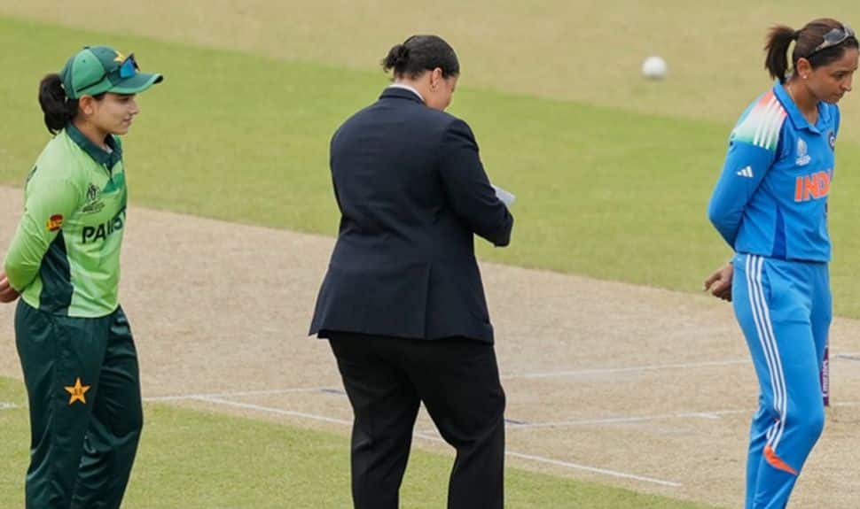 'டாஸ் சர்ச்சை': இந்தியா - பாகிஸ்தான் மகளிர் உலகக் கோப்பையில் நடுவரின் தவறால் பரபரப்பு!