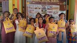 பெற்றோர் இல்லா குழந்தைகளை தீபாவளி ஷாப்பிங் அழைத்துச்சென்ற வழக்கறிஞர், குவியும் பாராட்டு