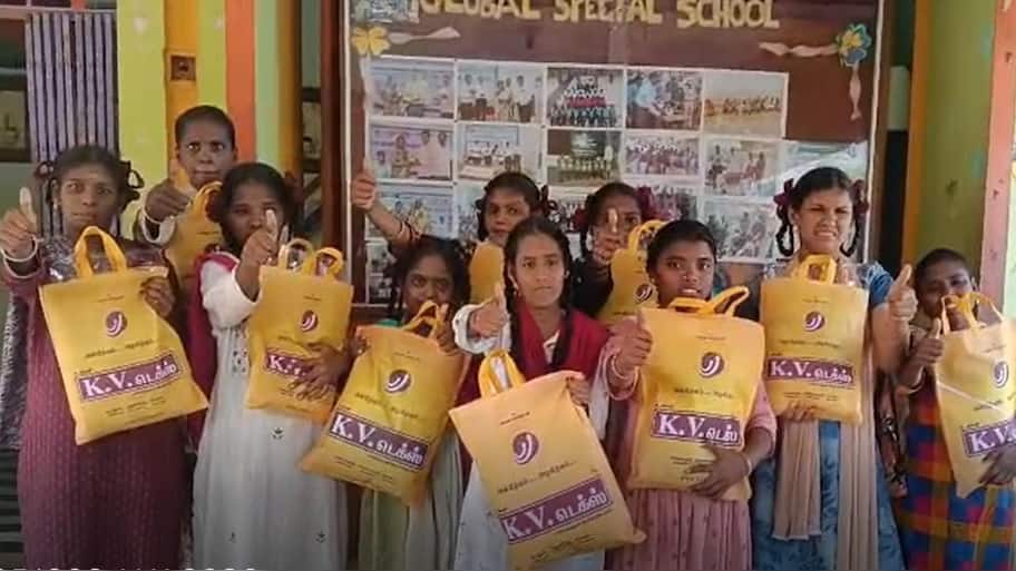 பெற்றோர் இல்லா குழந்தைகளை தீபாவளி ஷாப்பிங் அழைத்துச்சென்ற வழக்கறிஞர், குவியும் பாராட்டு
