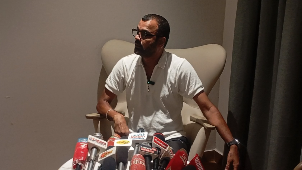கரூர் கூட்ட நெரிசல்: பின்னணியில் சதி இருக்கலாம் - சொல்வது தவெகவின் தாடி பாலாஜி! கரூர் கூட்ட நெரிசல்: பின்னணியில் சதி இருக்கலாம் - சொல்வது தவெகவின் தாடி பாலாஜி!