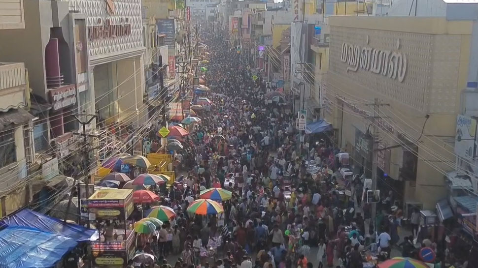 தீபாவளி புத்தாடைகள் வாங்க மதுரை விளக்குத்தூண் பகுதியில் அலைமோதும் மக்கள் கூட்டம்; ஸ்தம்பித்த மாநகரம் தீபாவளி புத்தாடைகள் வாங்க மதுரை விளக்குத்தூண் பகுதியில் அலைமோதும் மக்கள் கூட்டம்; ஸ்தம்பித்த மாநகரம்