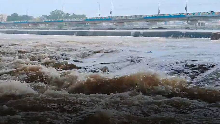 மதுரை வைகை ஆற்றில் வெள்ளம்: பொதுமக்கள் பாதுகாப்பாக இருக்க அறிவுறுத்தல்