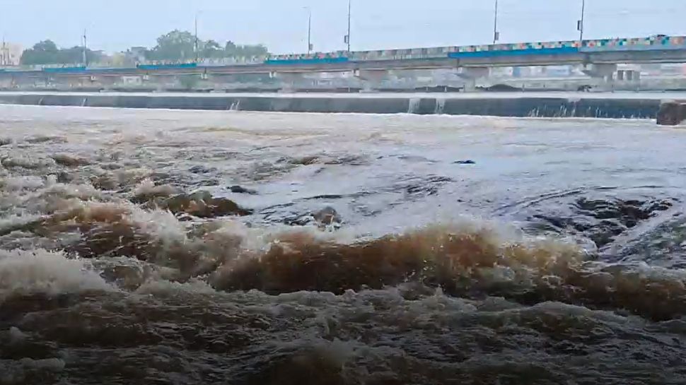 மதுரை வைகை ஆற்றில் வெள்ளம்: பொதுமக்கள் பாதுகாப்பாக இருக்க அறிவுறுத்தல் மதுரை வைகை ஆற்றில் வெள்ளம்: பொதுமக்கள் பாதுகாப்பாக இருக்க அறிவுறுத்தல்