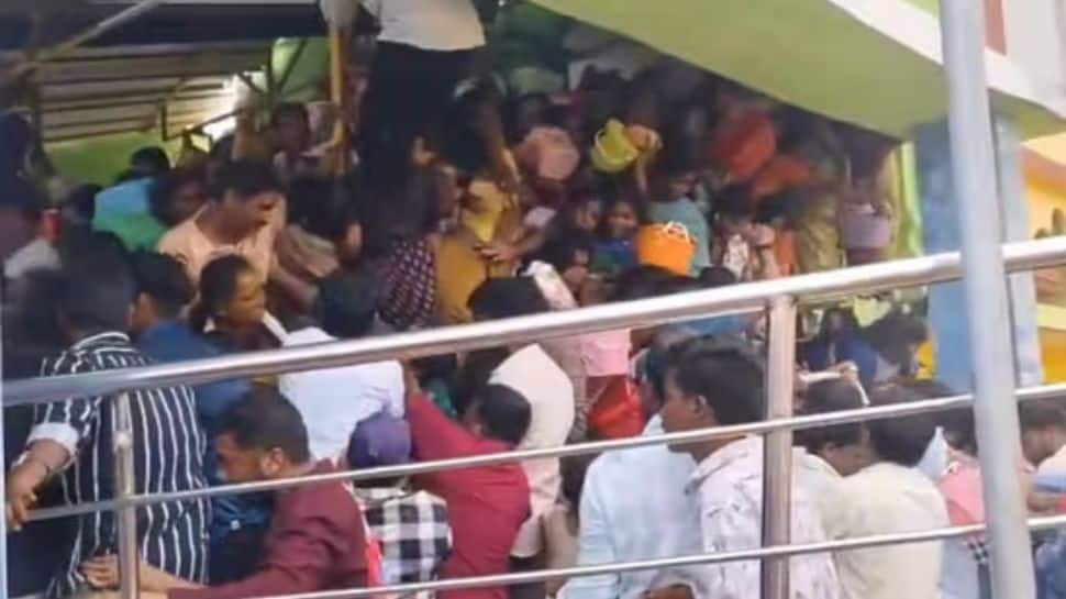 கூட்ட நெரிசலில் சிக்கி 9 பேர் பலி.. கோயிலுக்கு சென்ற இடத்தில் சோகம்.. ஆந்திராவில் பரபரப்பு!