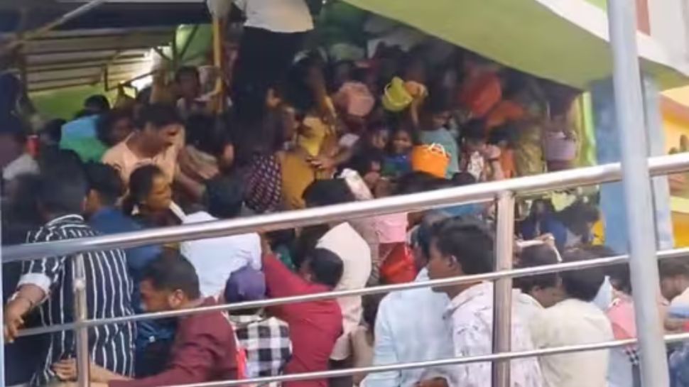 கூட்ட நெரிசலில் சிக்கி 9 பேர் பலி.. கோயிலுக்கு சென்ற இடத்தில் சோகம்.. ஆந்திராவில் பரபரப்பு! கூட்ட நெரிசலில் சிக்கி 9 பேர் பலி.. கோயிலுக்கு சென்ற இடத்தில் சோகம்.. ஆந்திராவில் பரபரப்பு!