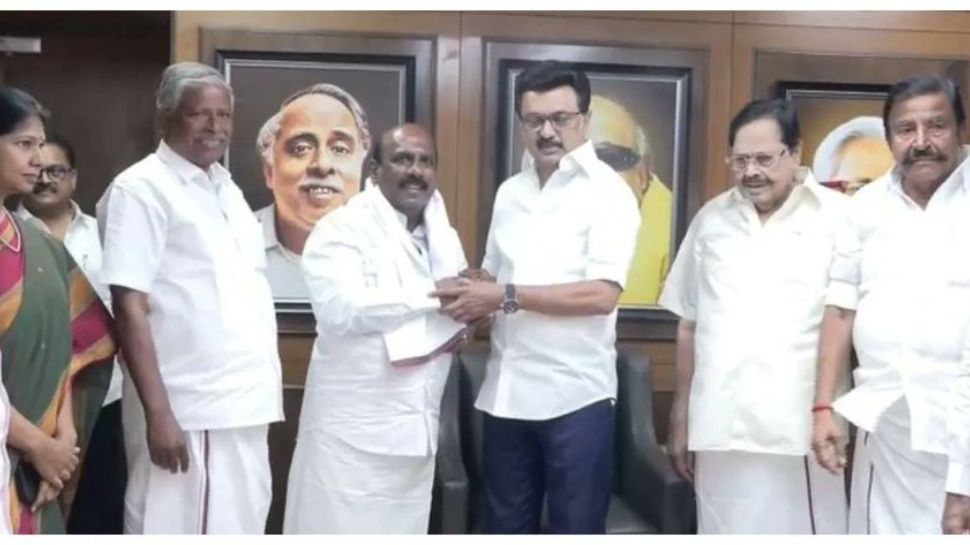 ஆலங்குளத்தில் வேட்பாளர் கிடைச்சாச்சு! ஸ்கெட்ச் போட்ட கனிமொழி.. அறிவாலயம் வந்த மனோஜ் பாண்டியன் ஆலங்குளத்தில் வேட்பாளர் கிடைச்சாச்சு! ஸ்கெட்ச் போட்ட கனிமொழி.. அறிவாலயம் வந்த மனோஜ் பாண்டியன்