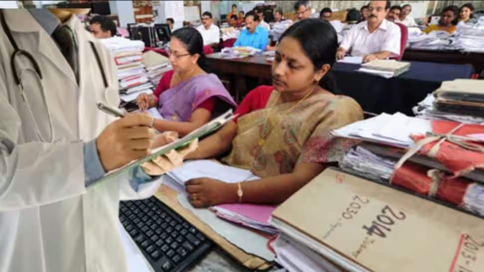 CGHS அட்டை இருக்கும் அரசு ஊழியர்கள் ஆயுஷ்மான் பாரத் திட்டத்தின் கீழ் பயனடைய முடியுமா?