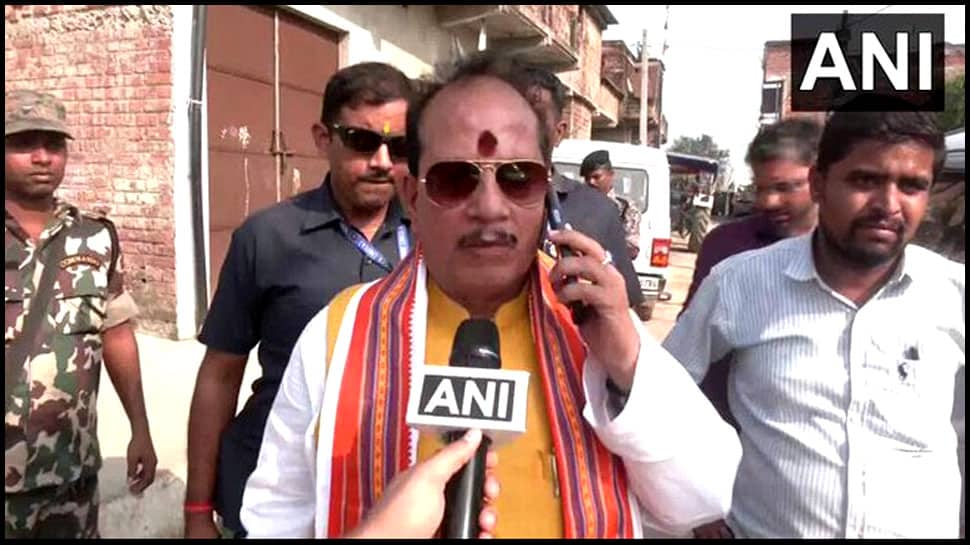 பீகார் தேர்தல் 2025: துணை முதல்வர் மீது செருப்பு , கற்கள் வீச்சு.. காரை சுற்றி வளைத்த மக்கள்!