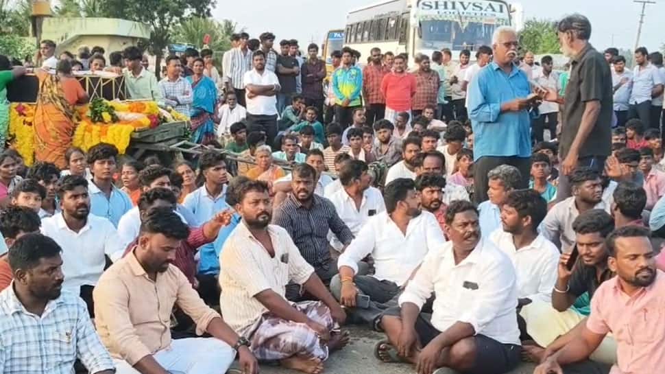 காஞ்சிபுரத்தில் சாலை விபத்து; ஒரே குடும்பத்தைச் சேர்ந்த 2 இளைஞர்கள் உயிரிழப்பு - மக்கள் போராட்டம்