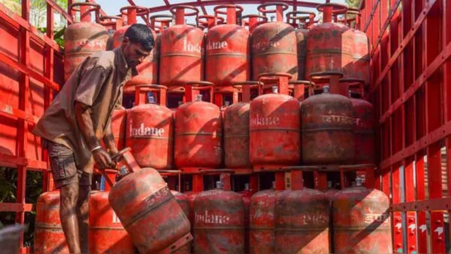 இல்லத்தரசிகளுக்கு ஷாக்! உயரும் கேஸ் சிலிண்டர் விலை? காரணம் என்ன?