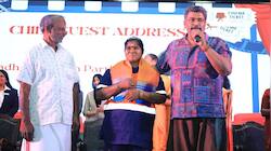 தூய்மை பணியாளர் பத்மாவின் காலில் விழுந்த பார்த்திபன்! நேர்மையை பாராட்டி பரிசு..