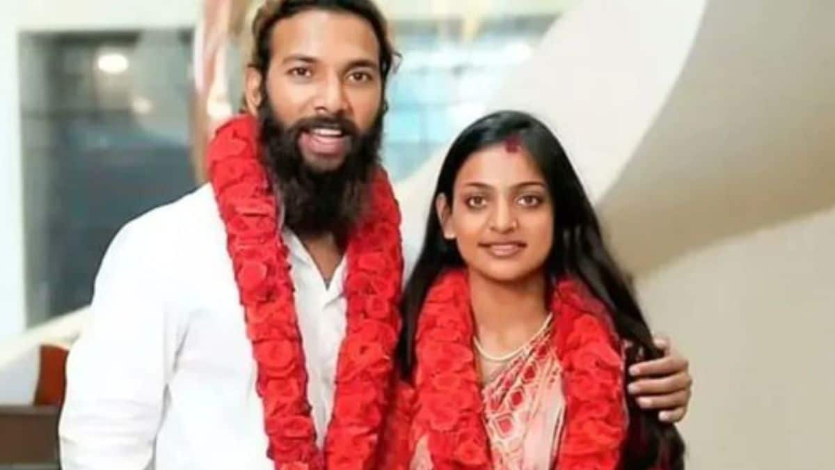 மைனரை மனைவியாக்கியதால் வந்த பிரச்சனை..கும்பமேளா மோனலிசா கணவர் மீது போக்ஸோ வழக்கு! மைனரை மனைவியாக்கியதால் வந்த பிரச்சனை..கும்பமேளா மோனலிசா கணவர் மீது போக்ஸோ வழக்கு!