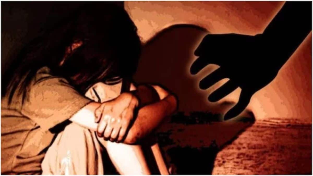 திருவண்ணாமலை: 15 வயது சிறுமிக்கு கூட்டு பாலியல் வன்கொடுமை.. கும்பல் செய்த கொடூரம் - வலுக்கும் கண்டனம்! திருவண்ணாமலை: 15 வயது சிறுமிக்கு கூட்டு பாலியல் வன்கொடுமை.. கும்பல் செய்த கொடூரம் - வலுக்கும் கண்டனம்!