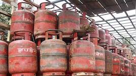 இனி 4 LPG சிலிண்டர்தான் கிடைக்கும்: மத்திய அரசு அதிரடி நடவடிக்கை