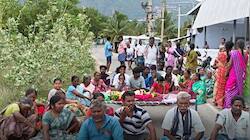சுடுகாட்டை சொந்தம் கொண்டாடிய நபர்: ராசிபுரம் அருகே சடலத்துடன் சாலை மறியல் செய்த மக்கள்