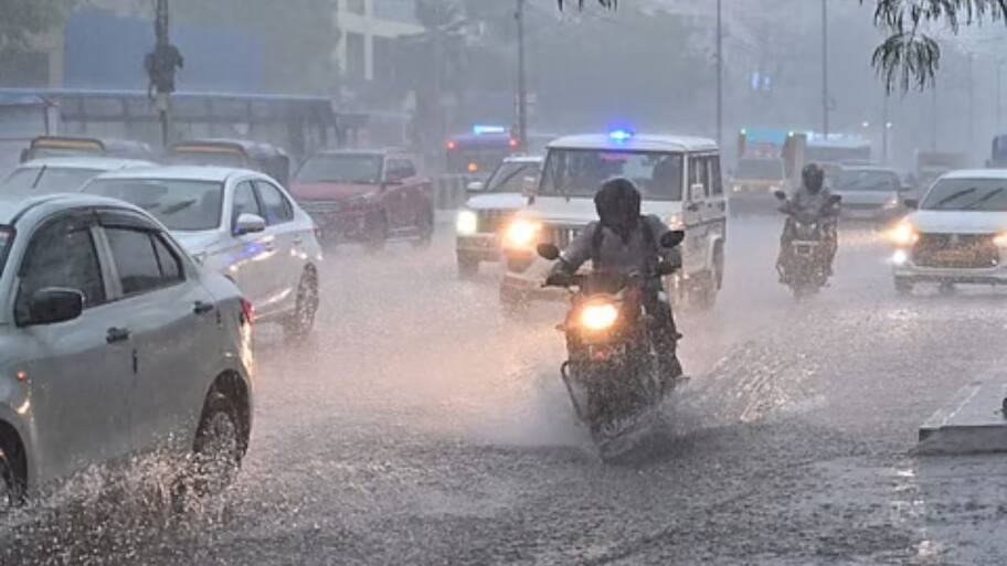 சென்னையில் நாளை வெளுக்கப்போகும் மழை.. 4 மாவட்டங்களுக்கு கனமழை எச்சரிக்கை! 