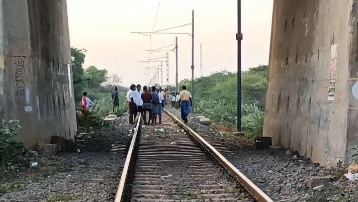 Accident,railway,drinks,Thoothukudi,death,குடித்துவிட்டு தண்டவாளத்தில் உறங்கிய நண்பர்கள் பலி