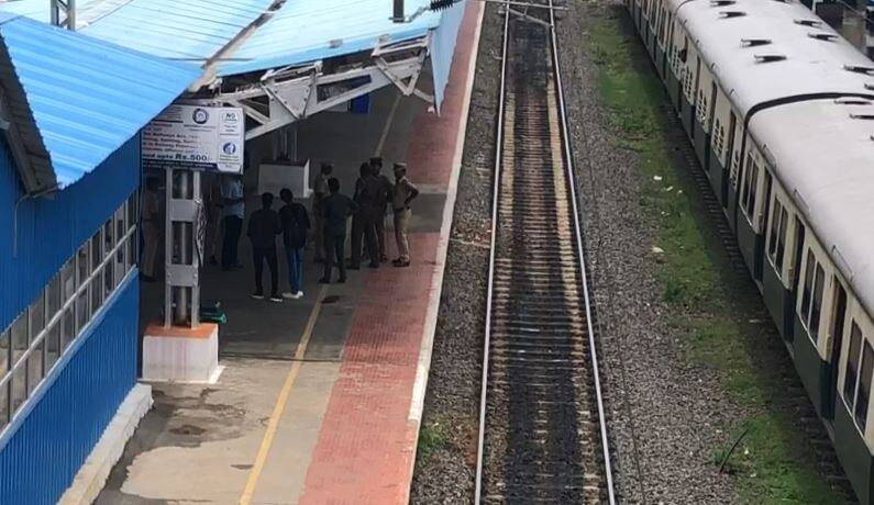 Bomb,threat,Tambaram Railway Station,fake call,passengers,தாம்பரம் ரயில் நிலையத்திற்கு வெடிகுண்டு மிரட்டல் ,தாம்பரம் ரயில் நிலையம்