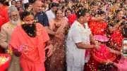 பூக்களின் ஹோலி... பல்கலைக்கழக வளாகத்தில் பதஞ்சலி குடும்பத்தினர் ஹோலி கொண்டாட்டம்