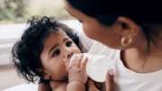 குழந்தைக்கு பாட்டில்லில் பால் கொடுக்கறீங்களா? இதை கவனியுங்க