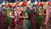 வைரல் வீடியோ: துணை மாப்பிள்ளையை குனிய வைத்து குத்திய மணமகள்! அதிர்ச்சியில் மணமகன்..