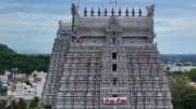 ஸ்பெயின் நாட்டினர் வெள்ளை நிற ஆடை அணிந்து அருணாசலேஸ்வரர் கோவிலில் சாமி தரிசனம்