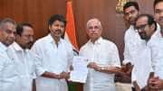 சிக்கலில் விஜய்! ஆட்சியமைக்க மறுக்கும் ஆளுநர்..அடுத்த மூவ் என்ன?