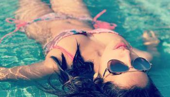 வைரலாகும் நடிகை டாப்சி தங்கையின் பிகினி உடை போட்டோ!!