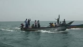 கடல் வழியாக துறைமுகத்தை முற்றுகையிட்ட மீனவர்கள் - பழவேற்காட்டில் பதற்றம்.!