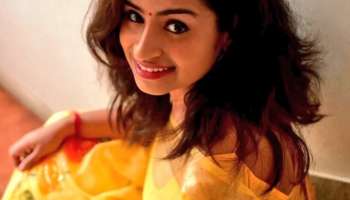 சிவாங்கி சேலையில் ஜாலியாக போஸ் கொடுக்கும் கியூட் கிளிக்ஸ்