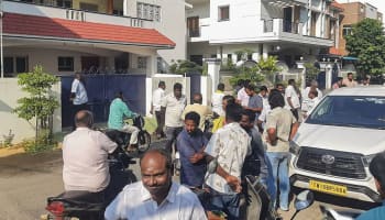 கரூரில் மீண்டும் வருமானவரித்துறை சோதனை! இந்த முறை யார் வீட்டில் தெரியுமா?